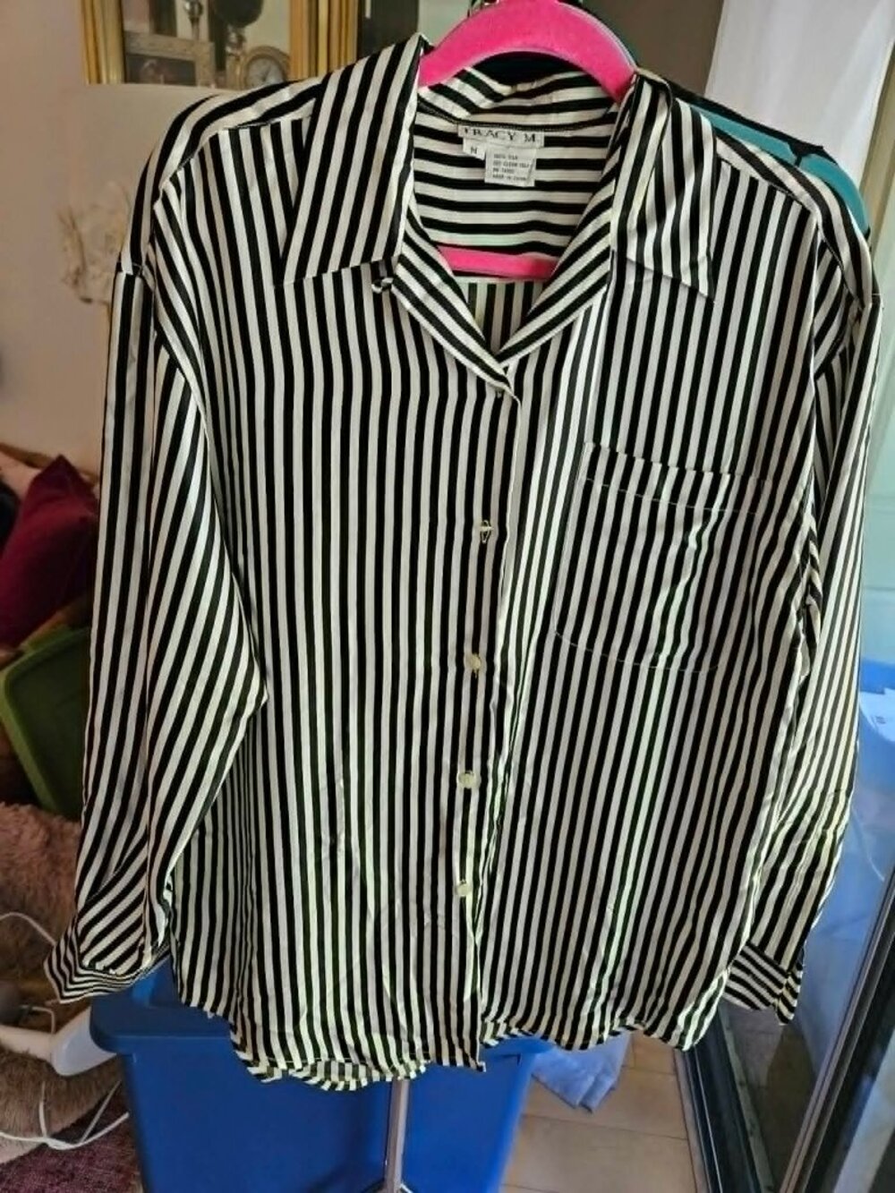 Tracy M, 100% Silk Shirt. Sz M. There is 1 broken button.